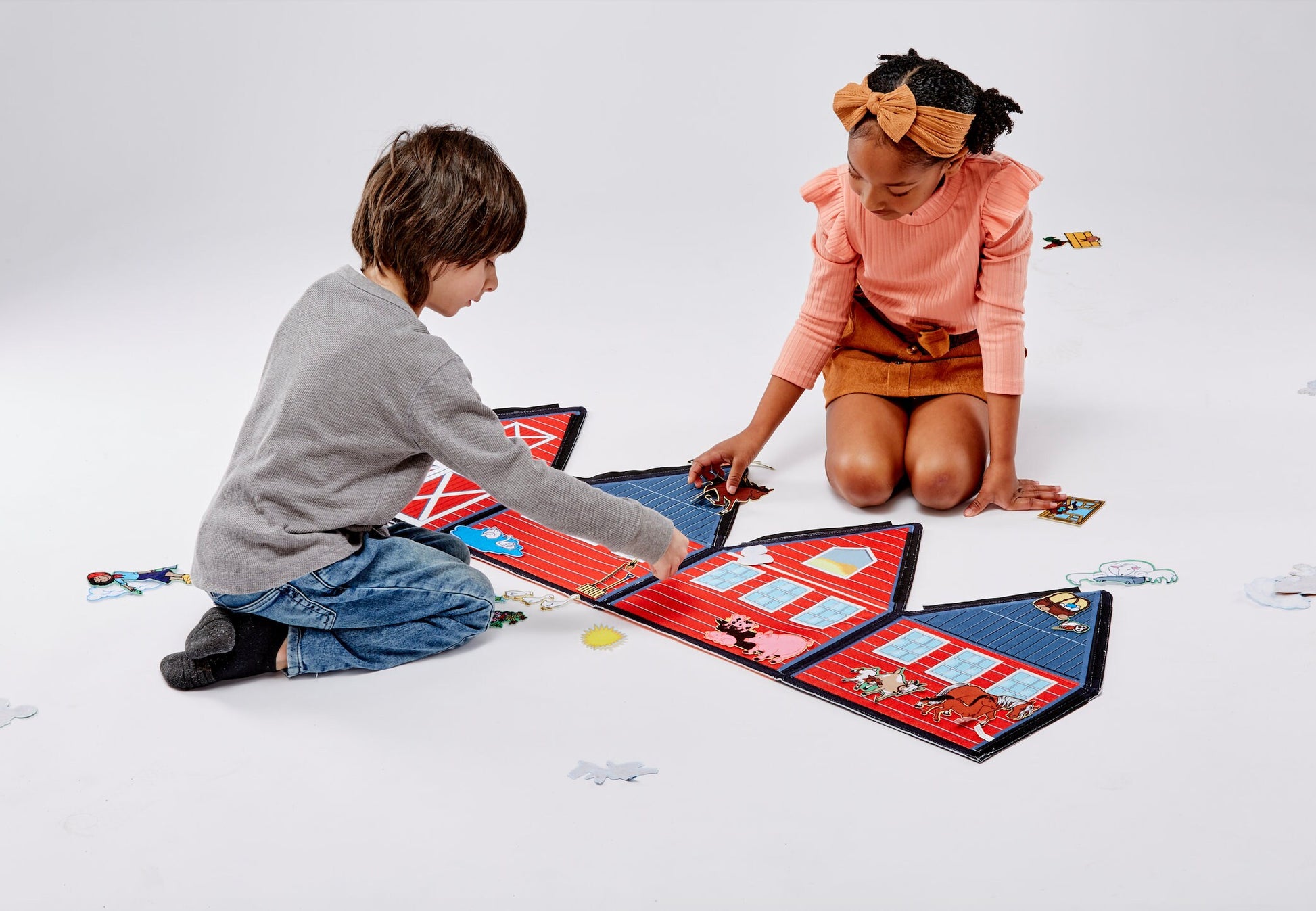 Award-Winning Early Language-Building Reversible Felt Playset. Interactive Felt Farm Toy: Fun, Sensory. Can be used flat or 3-D. 35 pcs.