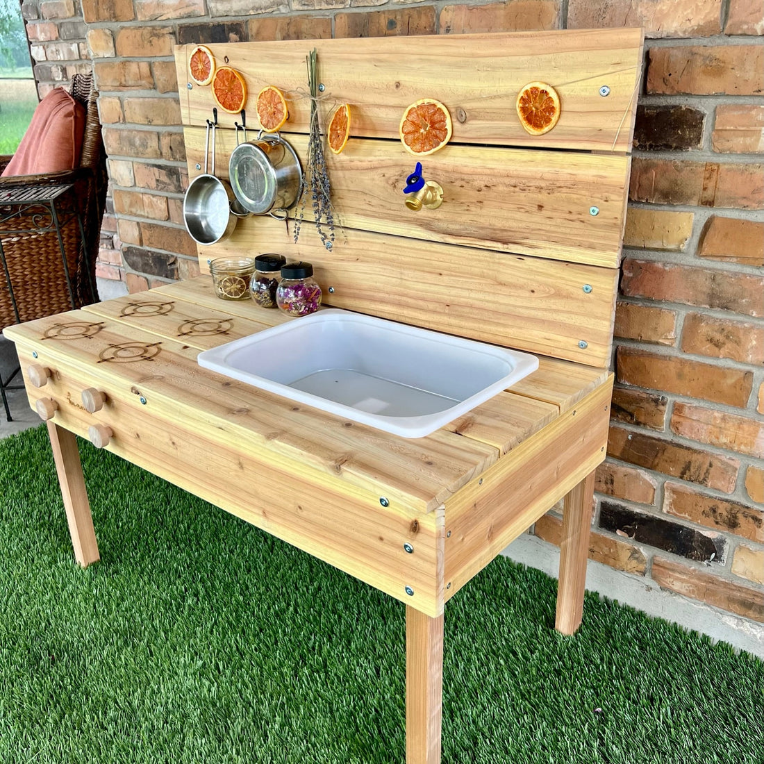 Outdoor cedar mud kitchen sensory play table – photo 1