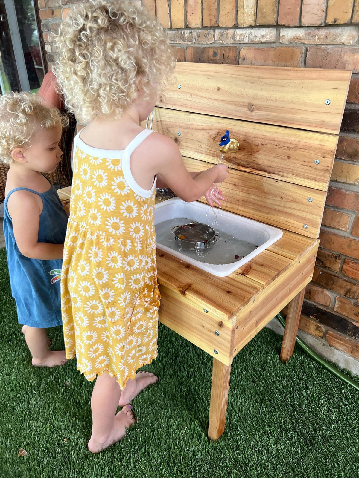 Outdoor cedar mud kitchen sensory play table – photo 11